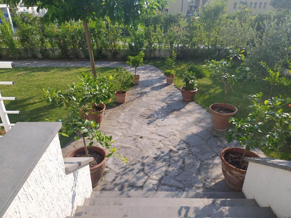 B&B Villa La Bouganville Camaiore Bagian luar foto