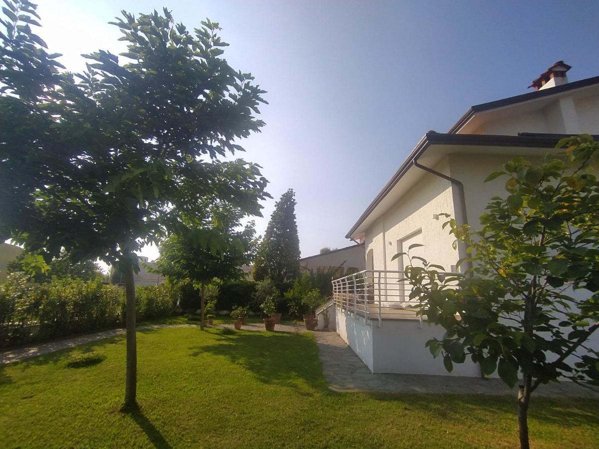 B&B Villa La Bouganville Camaiore Bagian luar foto